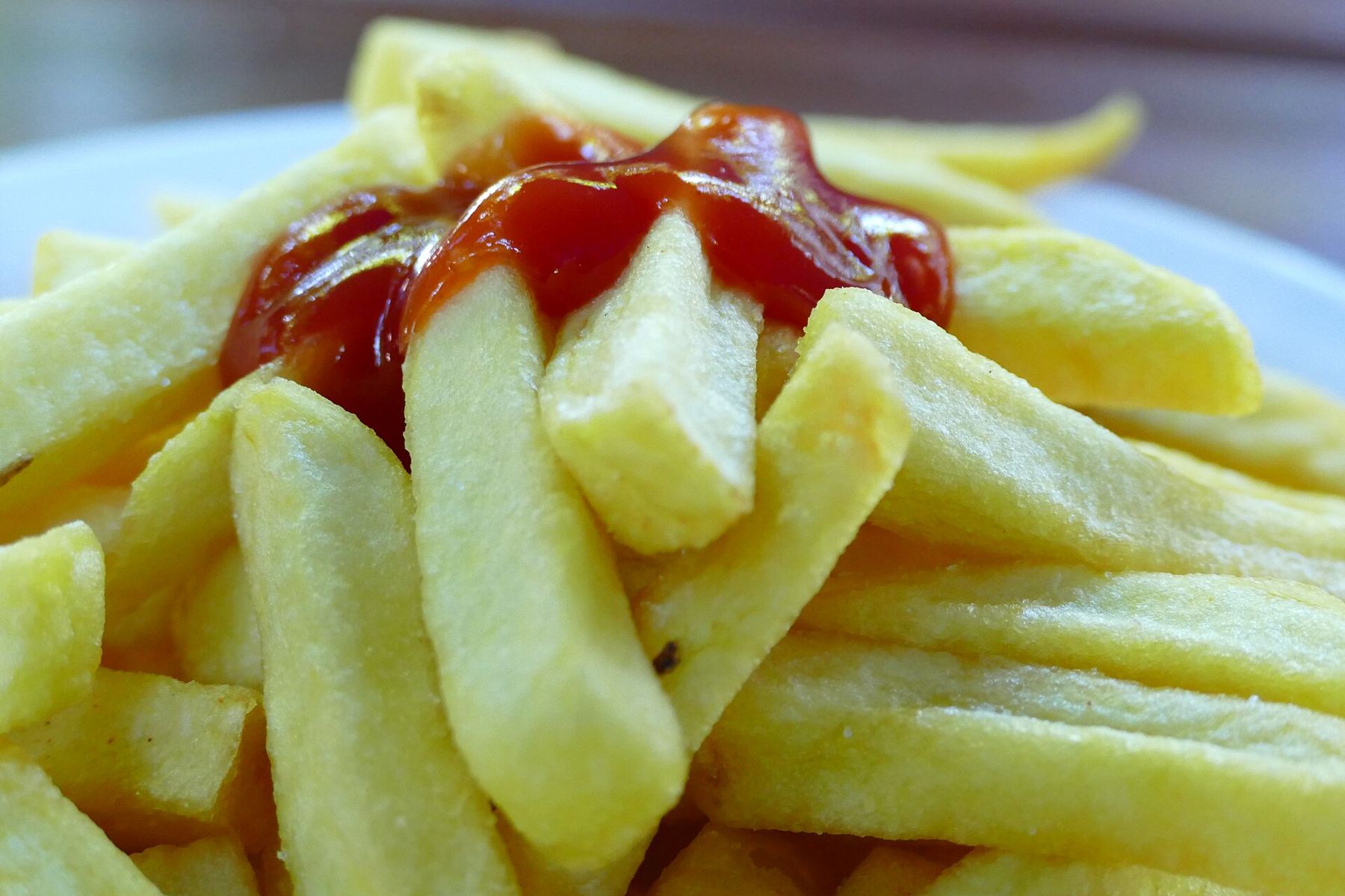 Friet met ketchup